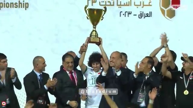 اهدای کاپ قهرمانی غرب آسیا به بازیکنان تیم امید عراق