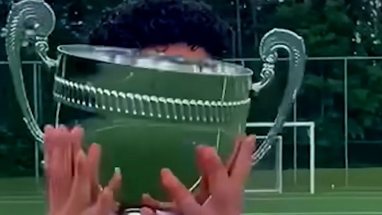 بالا بردن جام های مختلف به سبک ستارگان فوتبال جهان