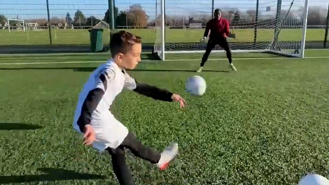 تمرین کردن ضربات از راه دور و نزدیم و حرکات تکنیکی از کودک خردسال