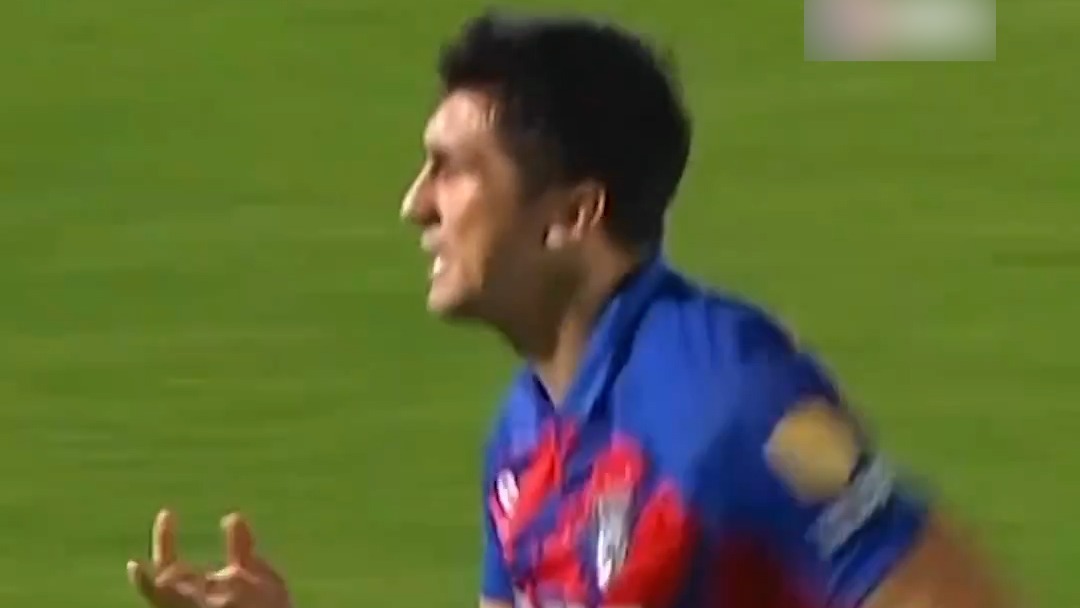 گل قیچی برگردان تماشایی در لیگ مالزی!