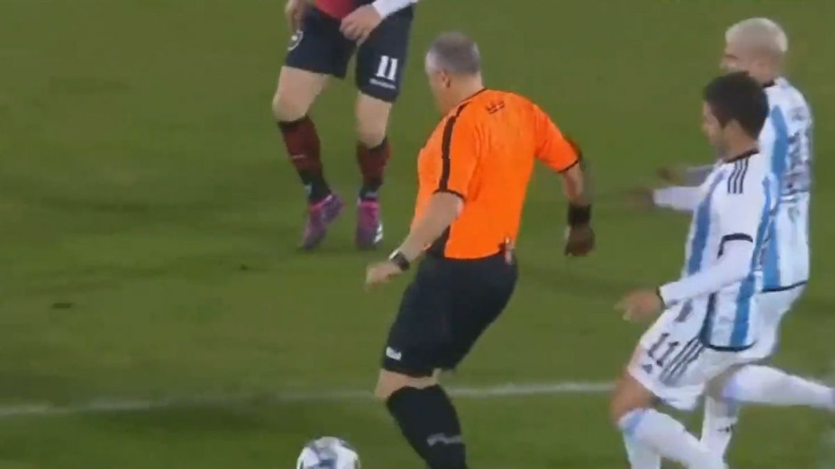 خطای بازیکن آرژانتین روی داور پس از پاس داور به بازیکن نیولز اولد بویز
