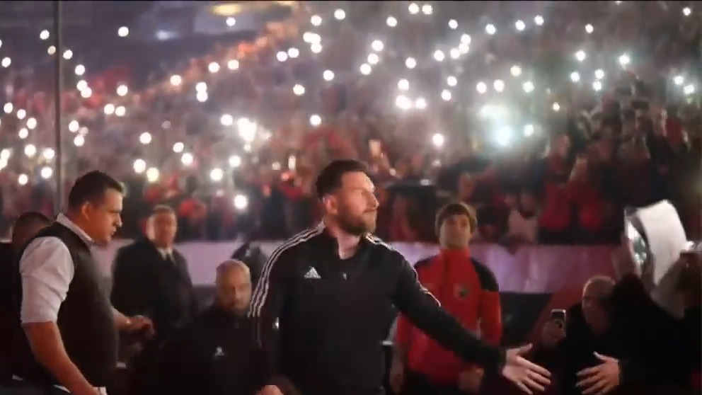 استقبال رویایی از مسی توسط هواداران نیولز اولد بویز باشگاه دوران کودکیاش