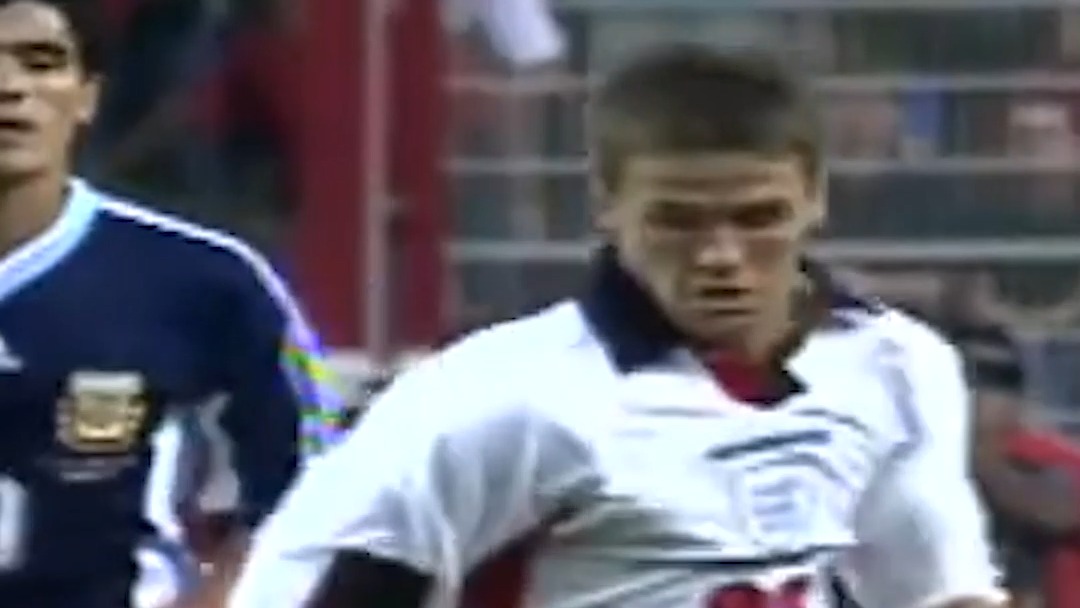 ارسال پاس تو عمق زیبای دیوید بکهام به مایکل اوون