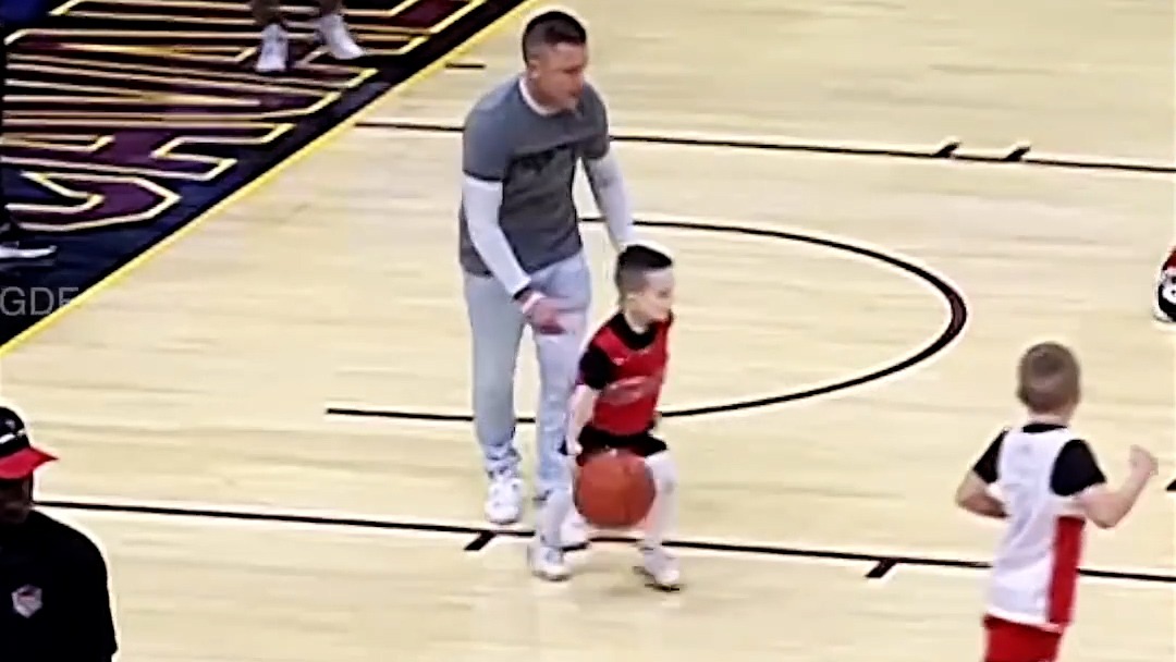 منهای فوتبالی_حرکت تماشایی و دیدنی این کودک خردسال در ورزش بسکتبال