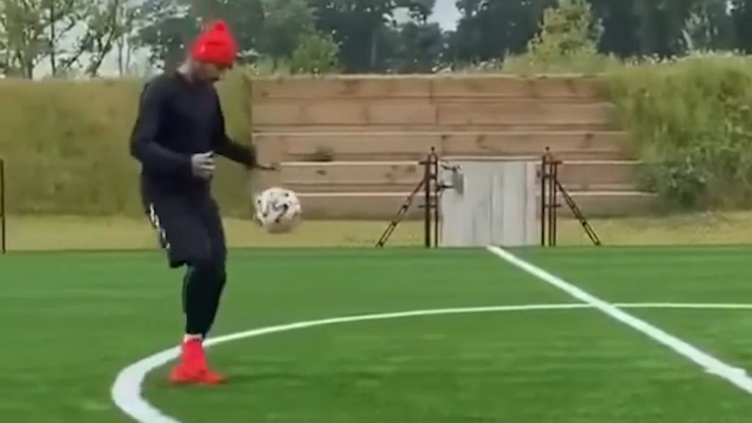 تمرین کردن حرکات نمایشی ستاره سابق تیم ملی انگلیس و جهان دیوید بکهام با پسرش