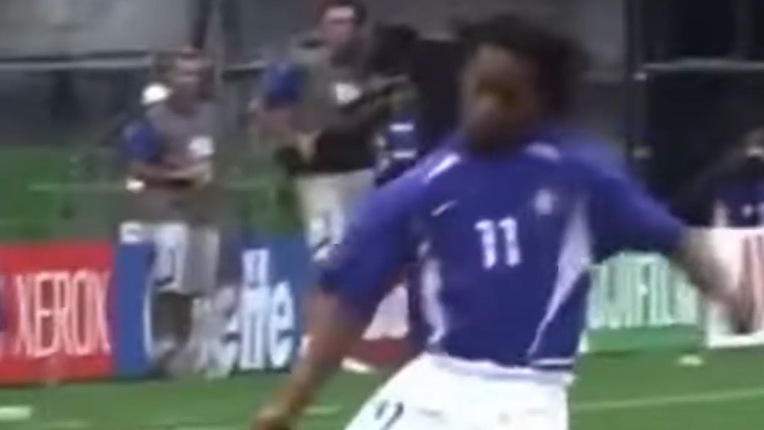 ضربه ایستگاهی بسیار تماشایی از شاعر فوتبال رونالدینهو به تیم ملی انگلیس در جام جهانی 2002