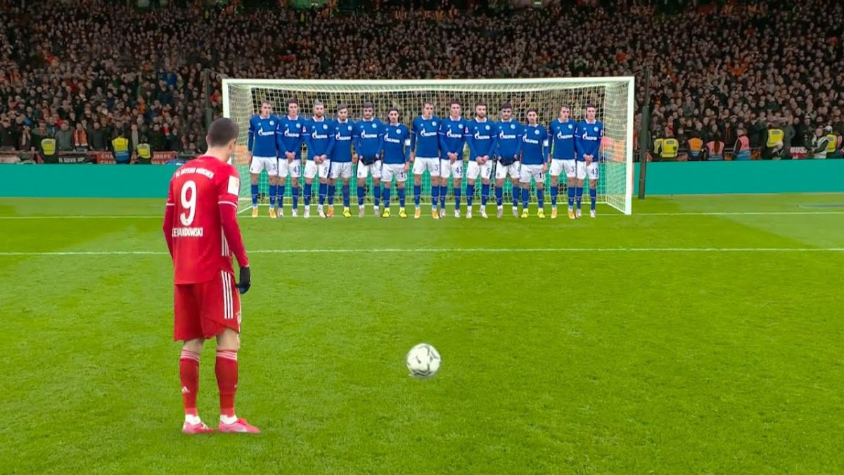 لحظات نادر در دنیای فوتبال/ از کاشته عجیب و واکنش خنده در گلر تا مصدومیت داور