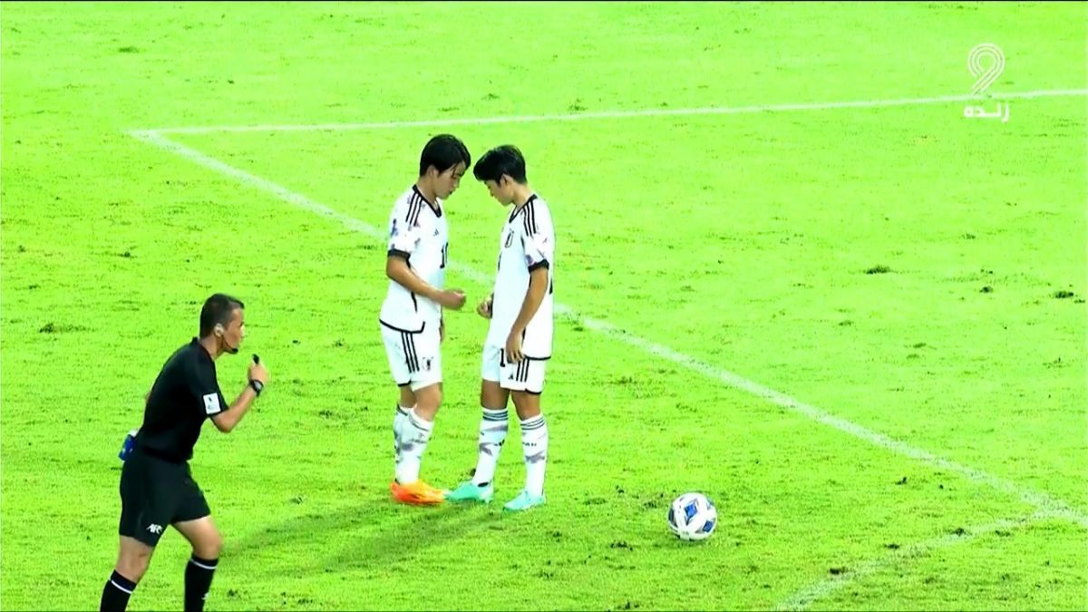 "سنگ کاغذ قیچی" بازیکنان ژاپن برای انتخاب زننده ضربه آزاد