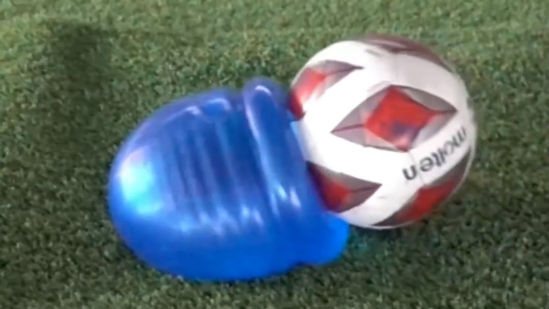 ویدیو دیدنی از بر خورد توپ فوتبال به بادکنک