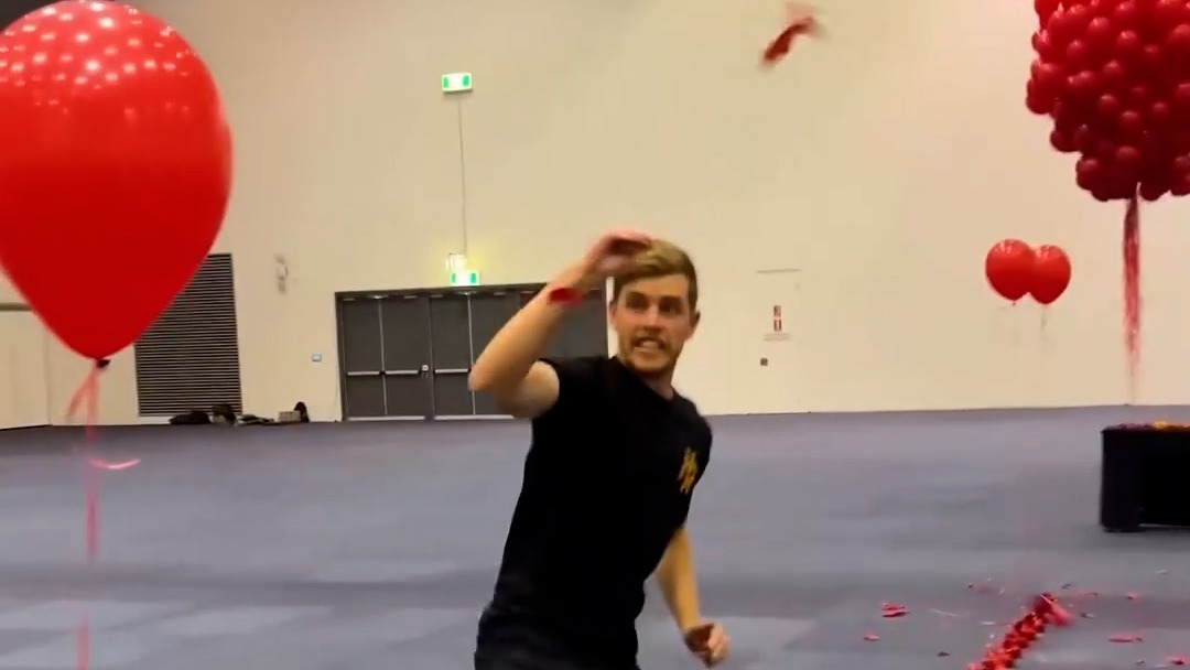 منهای فوتبالی/لحظات شاد و دیدنی چالش ترکیدن بادکنک