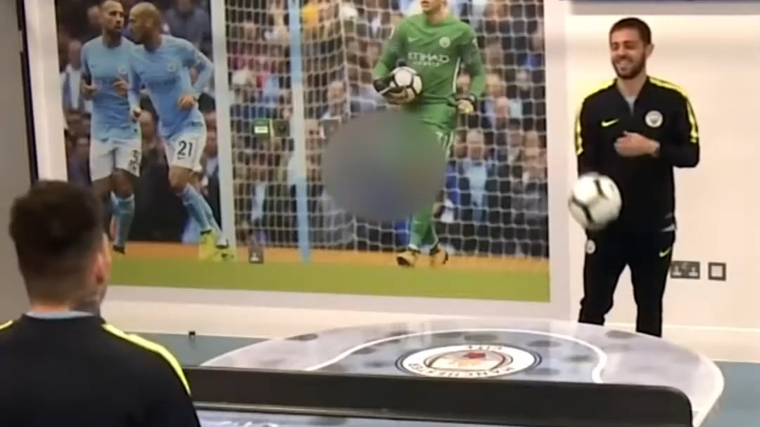 بازی کردن هدیس یا همام پینگ پنگ با سر هدرسون و سیلوا بازیکنان تیم منچستر سیتی