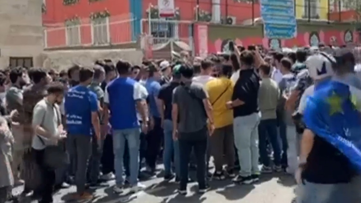 اختصاصی/ اعتراض هواداران استقلال به وزارت ورزش به سبک یک شعار معروف استادیومی