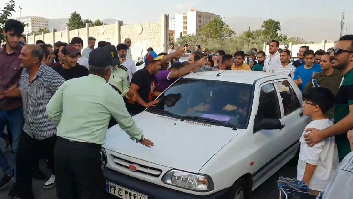 اختصاصی/ ورود جواد نکونام به کمپ ناصر حجازی در میان استقبال هواداران استقلال