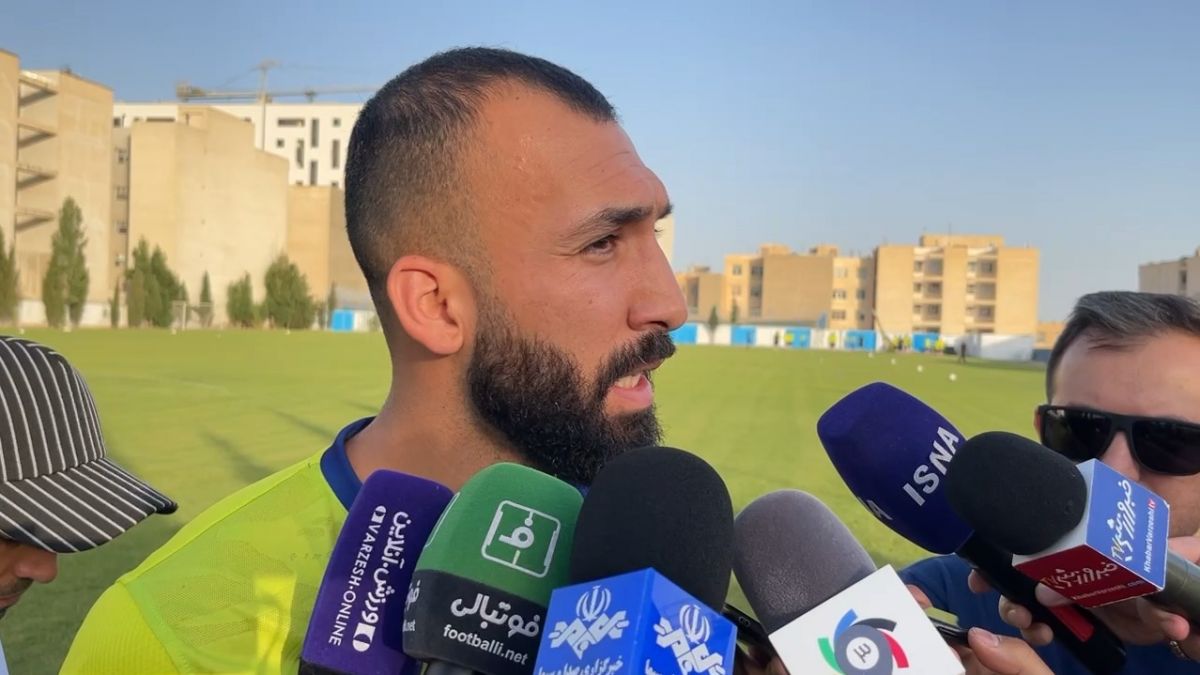 اختصاصی/ مصاحبه جنجالی روزبه چشمی در حاشیه تمرین استقلال/ مگر نمی گفتند استقلال می خواهد به بیرانوند 90 میلیارد بدهد؟ یعنی مبلغ قراردادش با پرسپولیس کمتر است؟ پس چرا مسئولان مشکلی با قیمت بازیکنان پرسپولیس ندارند؟