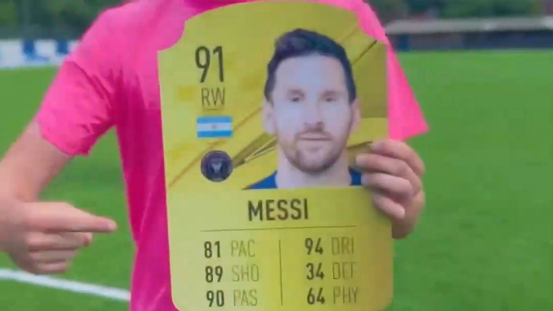 ضربه زدن به توپ و انتخاب کردن ستارگان فوتبال جهان و تقلید کردن از آنها