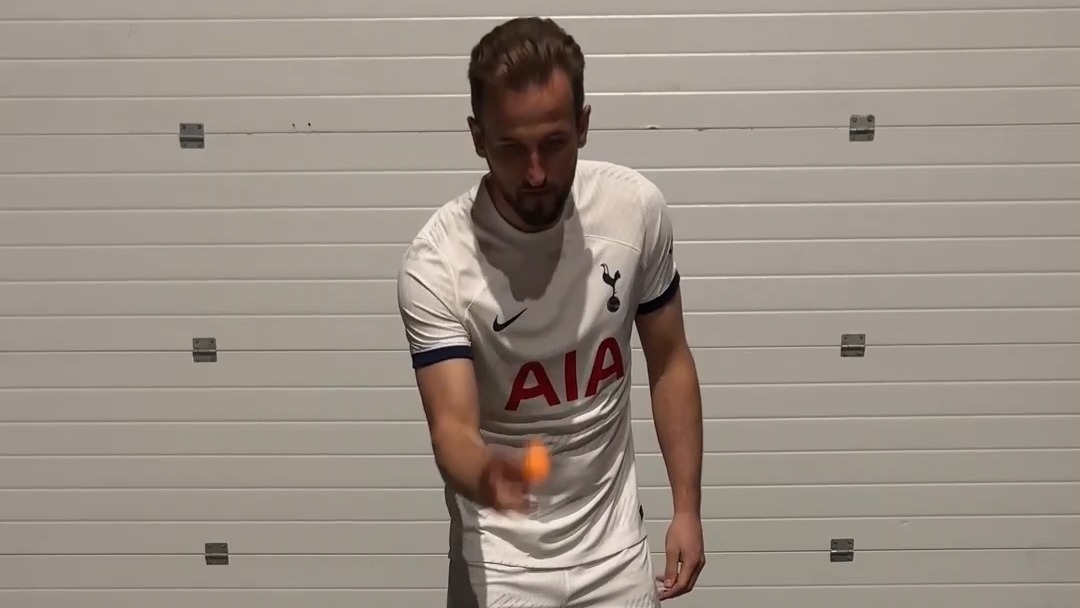 چالش پرتاب کردن دیدنی توپ پینگ پنگ از بازیکنان تاتنهام انگلیس