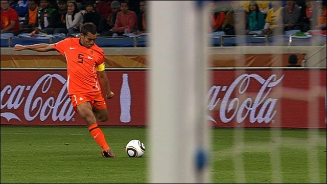 گل استثنایی و موشکی فن برونکهورست کاپیتان هلند به اروگوئه در نیمه نهایی جام جهانی ۲۰۱۰