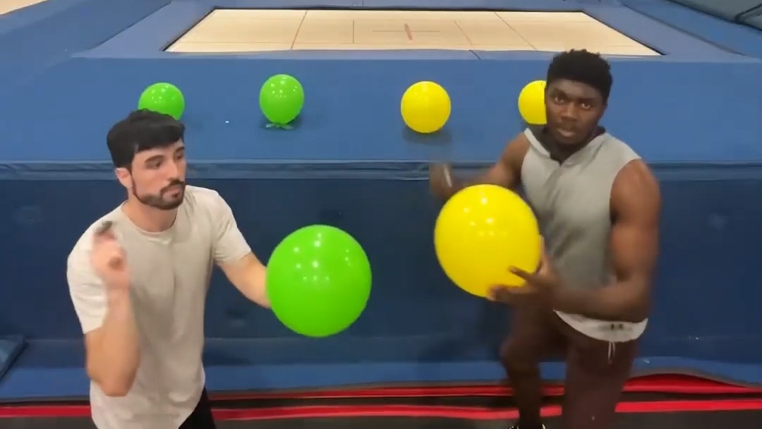 منهای فوتبالی/ چالش ترکاندن بادکنک