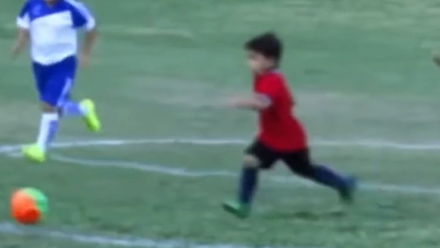 کودک خردسالی که مانند مسی دریبل و گل میزند