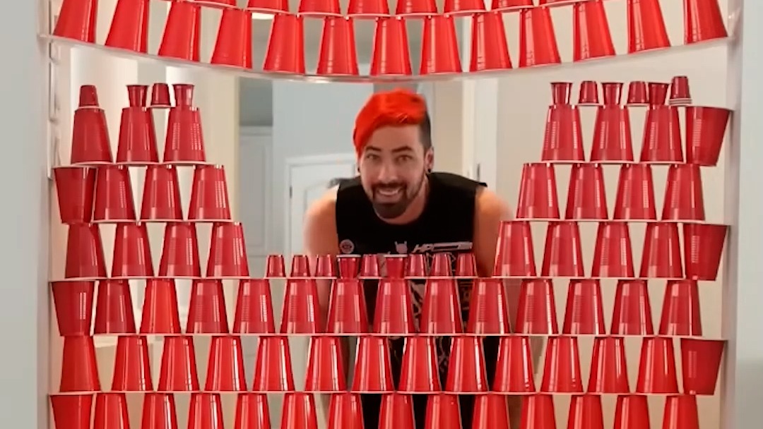 منهای فوتبالی/چالش دیدنی و فان از پرش روی لیوان های پلاستیکی