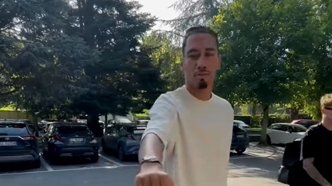 ورود بازیکنان رم به ورزشگاه برای تمرینات