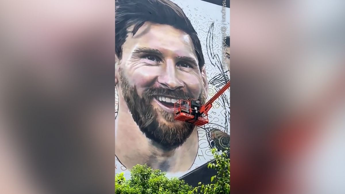 نقاشی چهره لیونل مسی ستاره جدید باشگاه اینتر میامی روی دیوار