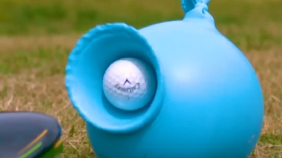 منهای فوتبالی/لحظه تماشایی برخورد توپ های گوناگون به بادکنک در صحنه آهسته