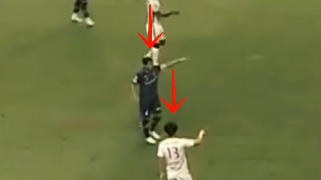 بازی جوانمردانه ولی عجیب از بازیکنان فوتبال