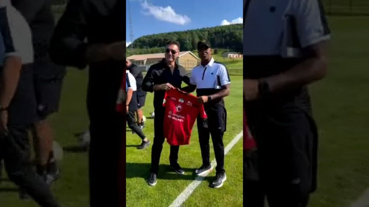 اهدای پیراهن تراکتور به پاتریک کلایورت سرمربی آدانا دمیر اسپور