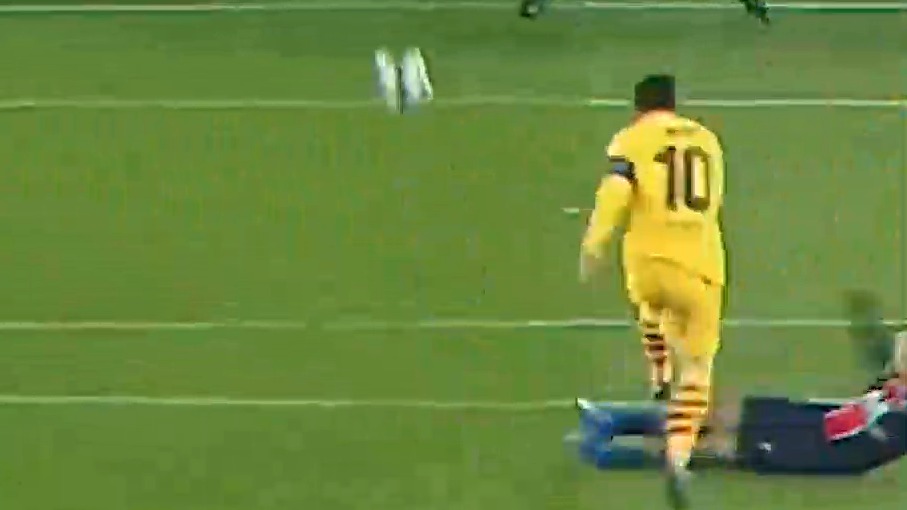 شوت دقیق مسی به سمت دروازه پاری سن ژرمن