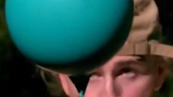 منهای فوتبالی/ترکیدن بادکنک با وسایل مختلف