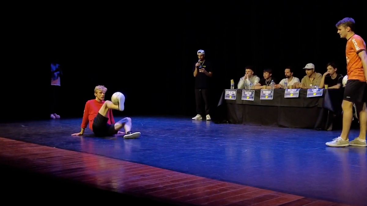 مسابقات حرکات نمایشی با توپ فوتبال