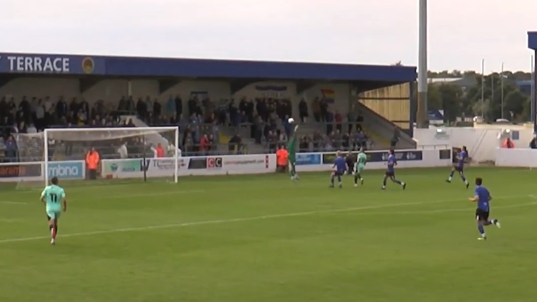 گل چیپ تماشایی بازیکن استوک پورت با کنترل توپ دیدنی