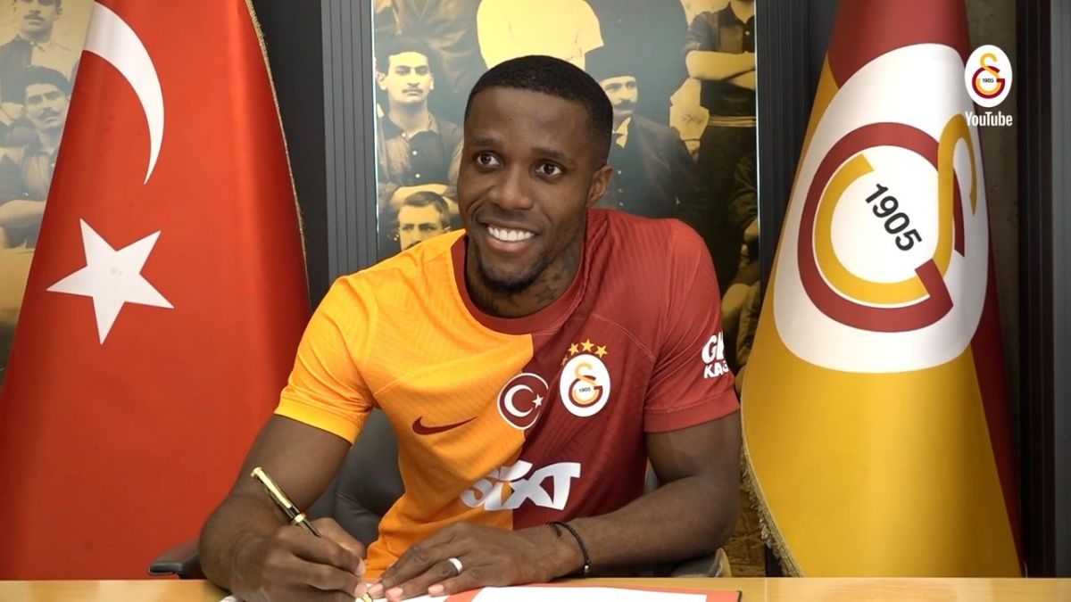 لحظه امضای قرارداد ویلفرد زاها با گالاتاسرای