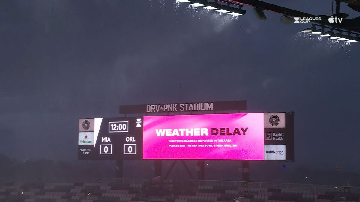 توپ را باد و باران حرکت می دهد/ وضعیت عجیب آب و هوایی که باعث تعویق دو ساعته بازی اینتر میامی و اورلاندو شد