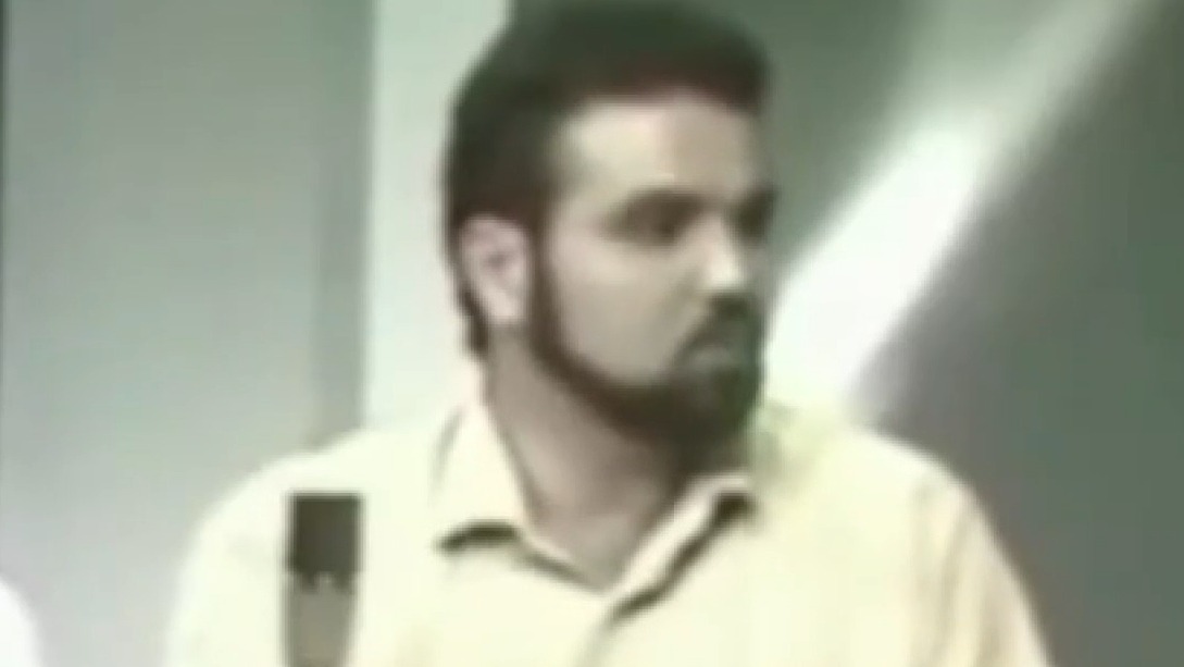 33 سال پیش/ حضور جواد خیابانی در مسابقه سی سوال با اجرای زنده یاد حسین باغی