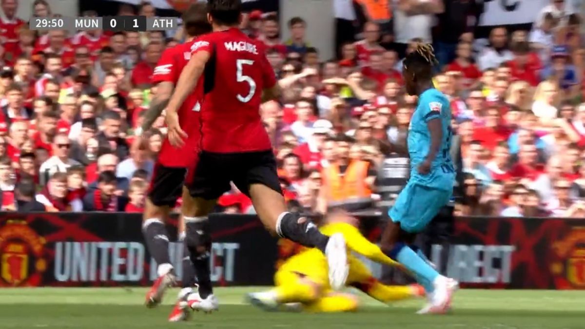گل اول اتلتیک بیلبائو به منچستریونایتد با اشتباه هری مگوایر (نیکو ویلیامز)