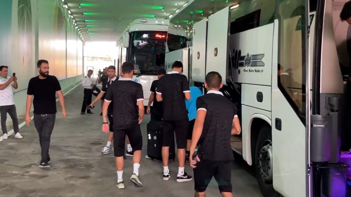 اختصاصی/ ورود کاروان تیم آلومینیوم اراک به ورزشگاه آزادی برای دیدار با پرسپولیس