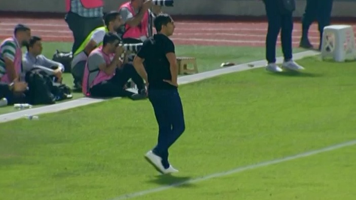 اخراج مهدی رحمتی سرمربی نساجی در دقیقه پایانی بازی مقابل پیکان