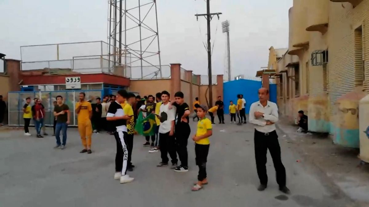 اختصاصی/ هواداران صنعت نفت خارج از ورزشگاه تختی آماده برای تقابل با استقلال