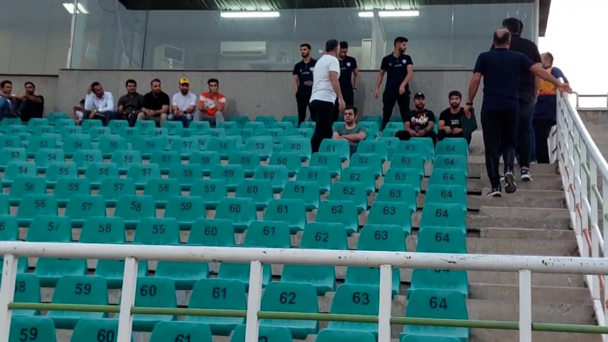 اختصاصی/ محمود فکری شاهد بازی شاگردانش از جایگاه ویژه