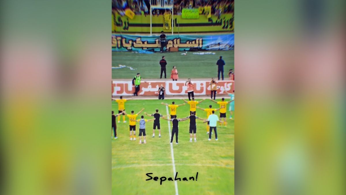 تشویق ایسلندی سپاهانی ها با هواداران خود بعد از برد ارزشمند مقابل تراکتور