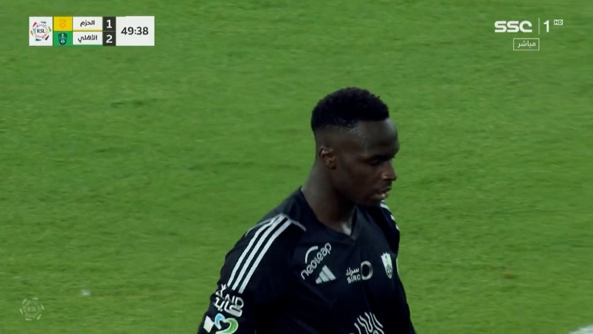 گل اول الحزم به الاهلی روی اشتباه ادوارد مندی