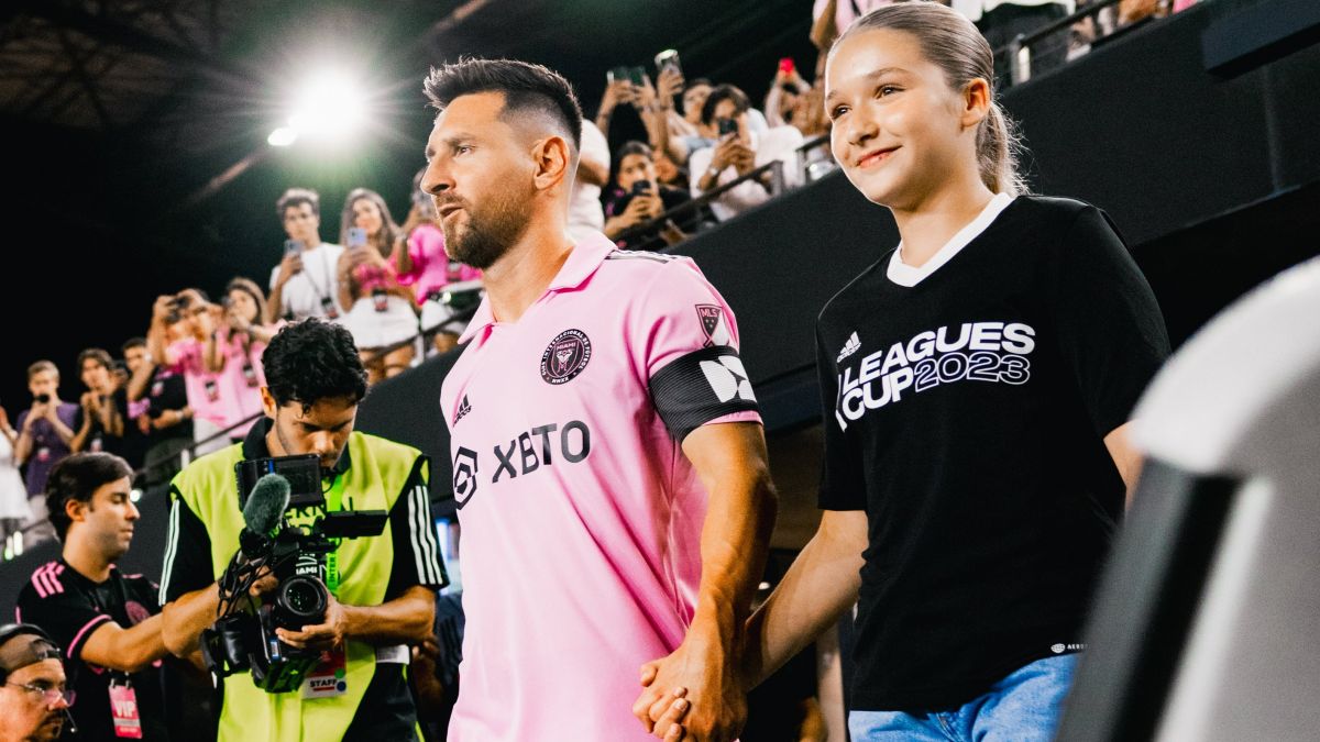 ورود لیونل مسی به زمین همراه با دختر دیوید بکام