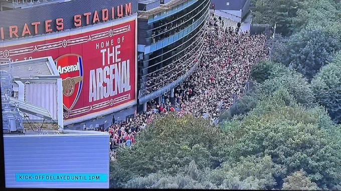 دیدار آرسنال و ناتینگهام فارست به دلیل اختلال در سیستم اسکن بلیت ورزشگاه امارات و سرگردانی 35 هزار هوادار بیرون از ورزشگاه با سی دقیقه تاخیر آغاز شد