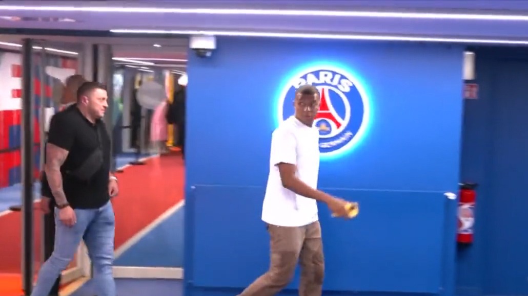 حضور امباپه با لباس شخصی برای دیدن بازی هم تیمی های خود