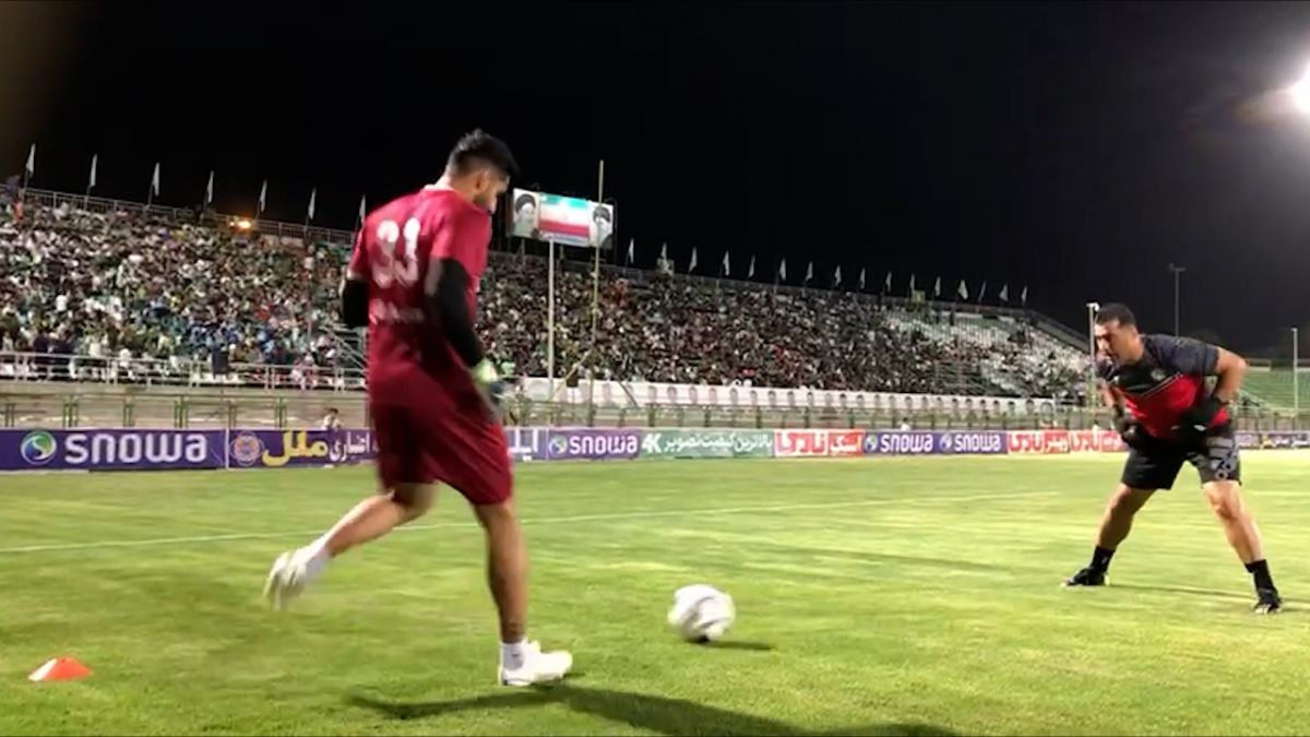 اختصاصی/ گرم کردن دروازه بان های ذوب آهن و سپاهان قبل از شروع بازی