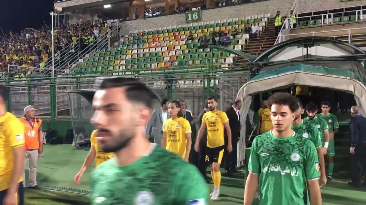 اختصاصی/ ورود تیم های ذوب آهن و سپاهان به زمین مسابقه