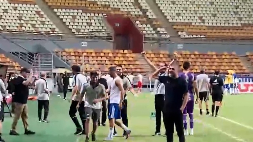 اختصاصی/ احترام نظامی عبدالله ویسی به هواداران صنعت نفت