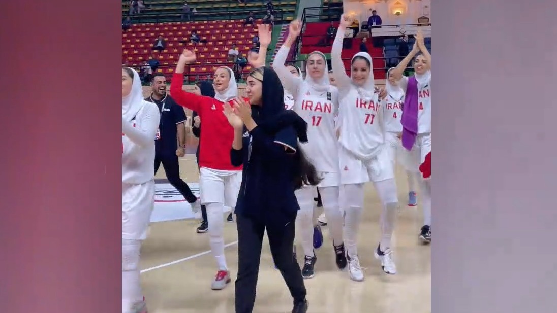 شادی بازيكنان تيم ملى بسكتبال بانوان ايران پس از برتری مقابل قزاقستان و صعود به نیمه نهایی ديويژن B كاپ آسيا